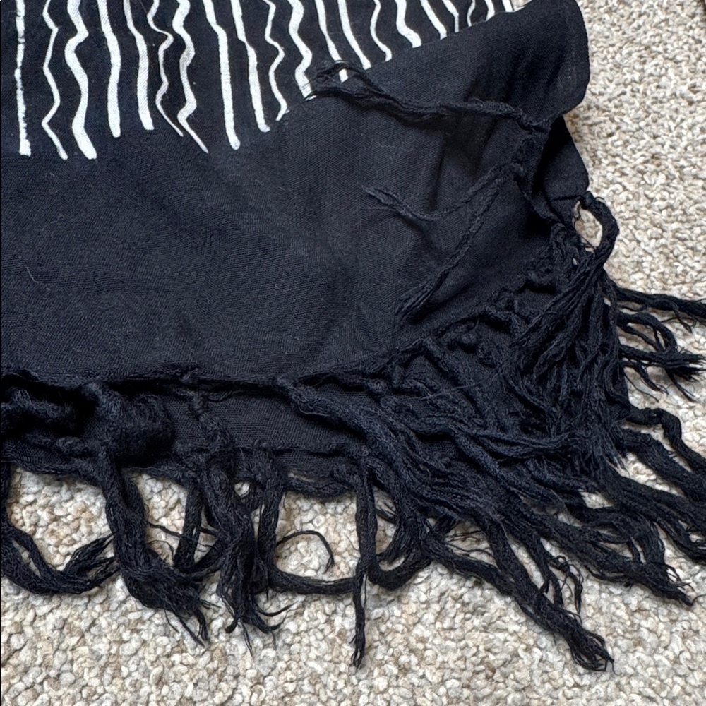 Sarong Beach Wrap Scarf Coverup w Fringe in Black & White - Picture 10 of 13